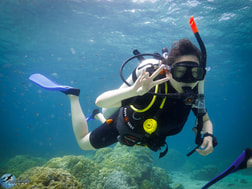 Discover Scuba Diver giving peace sign underwater